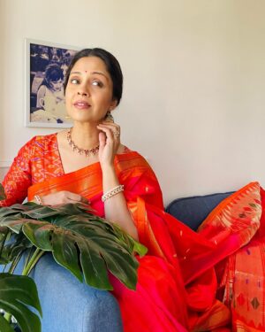 Manasi Salvi Instagram - गुढीपाडवा व हिंदू नववर्षाच्या शुभेच्छा 🙏🌼

नवरात्रीच्या हार्दिक शुभेच्छा 🙏🌹

This Gudi Padwa adorning this Maratha Royal Beauty. 
Paithani : Pride of Maharashtra !

Paithani sarees are one of the royal sarees of Maharashtra. Pure silk Paithani saree reflects the cultural importance and history of Marathas valiantly. Affectionately referred to by locals as the Queen of Sarees.

Pure silk paithani handcrafted on the handlooms of Paithan is a textile treasure!  While market is flooded with fake versions its really important to #shopright and #conserve our Heritage 🌹 

Saree by @nikayifashionstudio 
@mrunmayiavachat 
 
Styling @tanmay_jangam
photo courtesy @omisha_prabhu
Missing you @yasmeenkhan78666 

#gudhipadwa #vocalforlocal #homegrown #silk #myhandloommypride #handloom #sareelove