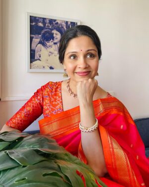 Manasi Salvi Instagram - गुढीपाडवा व हिंदू नववर्षाच्या शुभेच्छा 🙏🌼

नवरात्रीच्या हार्दिक शुभेच्छा 🙏🌹

This Gudi Padwa adorning this Maratha Royal Beauty. 
Paithani : Pride of Maharashtra !

Paithani sarees are one of the royal sarees of Maharashtra. Pure silk Paithani saree reflects the cultural importance and history of Marathas valiantly. Affectionately referred to by locals as the Queen of Sarees.

Pure silk paithani handcrafted on the handlooms of Paithan is a textile treasure!  While market is flooded with fake versions its really important to #shopright and #conserve our Heritage 🌹 

Saree by @nikayifashionstudio 
@mrunmayiavachat 
 
Styling @tanmay_jangam
photo courtesy @omisha_prabhu
Missing you @yasmeenkhan78666 

#gudhipadwa #vocalforlocal #homegrown #silk #myhandloommypride #handloom #sareelove