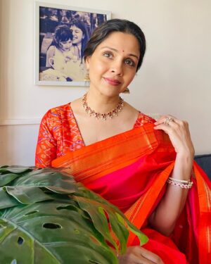 Manasi Salvi Instagram - गुढीपाडवा व हिंदू नववर्षाच्या शुभेच्छा 🙏🌼

नवरात्रीच्या हार्दिक शुभेच्छा 🙏🌹

This Gudi Padwa adorning this Maratha Royal Beauty. 
Paithani : Pride of Maharashtra !

Paithani sarees are one of the royal sarees of Maharashtra. Pure silk Paithani saree reflects the cultural importance and history of Marathas valiantly. Affectionately referred to by locals as the Queen of Sarees.

Pure silk paithani handcrafted on the handlooms of Paithan is a textile treasure!  While market is flooded with fake versions its really important to #shopright and #conserve our Heritage 🌹 

Saree by @nikayifashionstudio 
@mrunmayiavachat 
 
Styling @tanmay_jangam
photo courtesy @omisha_prabhu
Missing you @yasmeenkhan78666 

#gudhipadwa #vocalforlocal #homegrown #silk #myhandloommypride #handloom #sareelove
