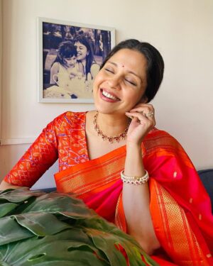 Manasi Salvi Instagram - गुढीपाडवा व हिंदू नववर्षाच्या शुभेच्छा 🙏🌼

नवरात्रीच्या हार्दिक शुभेच्छा 🙏🌹

This Gudi Padwa adorning this Maratha Royal Beauty. 
Paithani : Pride of Maharashtra !

Paithani sarees are one of the royal sarees of Maharashtra. Pure silk Paithani saree reflects the cultural importance and history of Marathas valiantly. Affectionately referred to by locals as the Queen of Sarees.

Pure silk paithani handcrafted on the handlooms of Paithan is a textile treasure!  While market is flooded with fake versions its really important to #shopright and #conserve our Heritage 🌹 

Saree by @nikayifashionstudio 
@mrunmayiavachat 
 
Styling @tanmay_jangam
photo courtesy @omisha_prabhu
Missing you @yasmeenkhan78666 

#gudhipadwa #vocalforlocal #homegrown #silk #myhandloommypride #handloom #sareelove