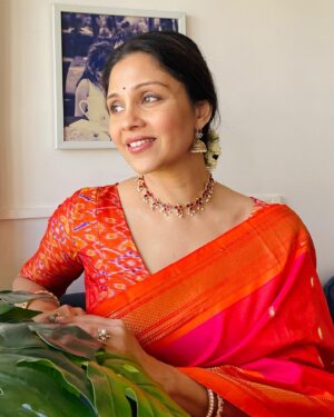 Manasi Salvi Instagram - गुढीपाडवा व हिंदू नववर्षाच्या शुभेच्छा 🙏🌼

नवरात्रीच्या हार्दिक शुभेच्छा 🙏🌹

This Gudi Padwa adorning this Maratha Royal Beauty. 
Paithani : Pride of Maharashtra !

Paithani sarees are one of the royal sarees of Maharashtra. Pure silk Paithani saree reflects the cultural importance and history of Marathas valiantly. Affectionately referred to by locals as the Queen of Sarees.

Pure silk paithani handcrafted on the handlooms of Paithan is a textile treasure!  While market is flooded with fake versions its really important to #shopright and #conserve our Heritage 🌹 

Saree by @nikayifashionstudio 
@mrunmayiavachat 
 
Styling @tanmay_jangam
photo courtesy @omisha_prabhu
Missing you @yasmeenkhan78666 

#gudhipadwa #vocalforlocal #homegrown #silk #myhandloommypride #handloom #sareelove