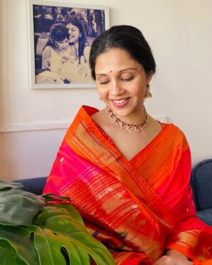 Manasi Salvi Instagram - गुढीपाडवा व हिंदू नववर्षाच्या शुभेच्छा 🙏🌼

नवरात्रीच्या हार्दिक शुभेच्छा 🙏🌹

This Gudi Padwa adorning this Maratha Royal Beauty. 
Paithani : Pride of Maharashtra !

Paithani sarees are one of the royal sarees of Maharashtra. Pure silk Paithani saree reflects the cultural importance and history of Marathas valiantly. Affectionately referred to by locals as the Queen of Sarees.

Pure silk paithani handcrafted on the handlooms of Paithan is a textile treasure!  While market is flooded with fake versions its really important to #shopright and #conserve our Heritage 🌹 

Saree by @nikayifashionstudio 
@mrunmayiavachat 
 
Styling @tanmay_jangam
photo courtesy @omisha_prabhu
Missing you @yasmeenkhan78666 

#gudhipadwa #vocalforlocal #homegrown #silk #myhandloommypride #handloom #sareelove