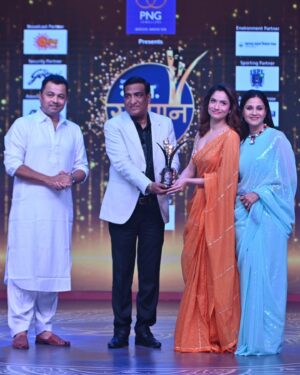 Manasi Salvi Instagram - A delightful evening !
#MaTaSanman2024 
@mumbaitimes @kparagmt @kalpeshrajmt 
@chaijoshi 

Stylist @tanmay_jangam 
Jewels @sorayaajewels_ 
Saree @tanvastra_ 
HairStylist @yasmeenkhan78666