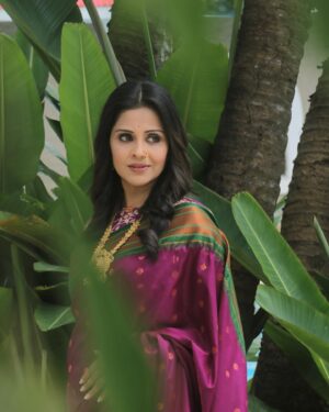 Manasi Salvi Instagram - Happiness 💕

Thank you @siddharttha_vankar..Love the Saree ❤️
#ghumhaikisikeypyaarmeiin @shaikafilms 
@cockcrowandshaika_ent 

Pic courtesy @creative_titu_01 
Hairstylist @yasmeenkhan78666