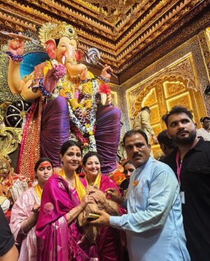 Manasi Salvi Instagram - Bappa Moreya…
The Mahalaxmi Vrat begins from today and also Gauri poojan.. 
This auspicious time of the year when Raja blesses for the entire year..Just a sight of Him & tears well up..Emotions run high. 

Each year Ganesh Galli & Lalbaug bring in the auspiciousness that lasts for the entire year. 

Thank you @tanmay_jangam..you are Bappa’s fav. 
@shalmalee_t happy you came along. 
Bumped into @kunalvijayakar, a happy soul indeed. 

@omisha_prabhu you bring me Joy ❤️

May Bappa bless us with wisdom & Happiness. 🙏🌺

Styling @tanmay_jangam 
Saree @kalkifashion