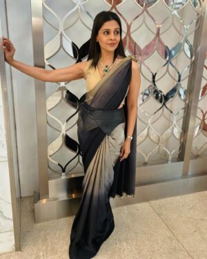 Manasi Salvi Instagram - When Women Rise,Barriers Fall..

Women contribute at 23% of our country’s workforce;
10% of which are Start-Ups by Women Entrepreneurs..
Women Entrepreneurship is an untapped source of Bharat’s Economic Growth..and we are positively rising.

Glad to be @otmindia this year with the sincere efforts of @oneaboveglobal to give away Women Entrepreneurship Awards this evening to the most brightest & deserving for their untiring efforts in the Tourism Industry..

A special thank you to my own gorgeous people for this Elegant look…❤️

Outfit By @moresha_sameera_dalvi 
Jewellery @sorayaajewels_ 
Stylist @tanmay_jangam 
Hairstylist @yasmeenkhan78666 
Makeup by urs truly 😁