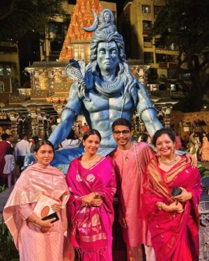 Manasi Salvi Instagram - Bappa Moreya…
The Mahalaxmi Vrat begins from today and also Gauri poojan.. 
This auspicious time of the year when Raja blesses for the entire year..Just a sight of Him & tears well up..Emotions run high. 

Each year Ganesh Galli & Lalbaug bring in the auspiciousness that lasts for the entire year. 

Thank you @tanmay_jangam..you are Bappa’s fav. 
@shalmalee_t happy you came along. 
Bumped into @kunalvijayakar, a happy soul indeed. 

@omisha_prabhu you bring me Joy ❤️

May Bappa bless us with wisdom & Happiness. 🙏🌺

Styling @tanmay_jangam 
Saree @kalkifashion