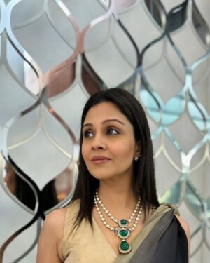 Manasi Salvi Instagram - When Women Rise,Barriers Fall..

Women contribute at 23% of our country’s workforce;
10% of which are Start-Ups by Women Entrepreneurs..
Women Entrepreneurship is an untapped source of Bharat’s Economic Growth..and we are positively rising.

Glad to be @otmindia this year with the sincere efforts of @oneaboveglobal to give away Women Entrepreneurship Awards this evening to the most brightest & deserving for their untiring efforts in the Tourism Industry..

A special thank you to my own gorgeous people for this Elegant look…❤️

Outfit By @moresha_sameera_dalvi 
Jewellery @sorayaajewels_ 
Stylist @tanmay_jangam 
Hairstylist @yasmeenkhan78666 
Makeup by urs truly 😁