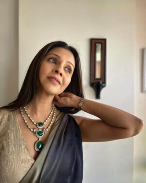 Manasi Salvi Instagram - When Women Rise,Barriers Fall..

Women contribute at 23% of our country’s workforce;
10% of which are Start-Ups by Women Entrepreneurs..
Women Entrepreneurship is an untapped source of Bharat’s Economic Growth..and we are positively rising.

Glad to be @otmindia this year with the sincere efforts of @oneaboveglobal to give away Women Entrepreneurship Awards this evening to the most brightest & deserving for their untiring efforts in the Tourism Industry..

A special thank you to my own gorgeous people for this Elegant look…❤️

Outfit By @moresha_sameera_dalvi 
Jewellery @sorayaajewels_ 
Stylist @tanmay_jangam 
Hairstylist @yasmeenkhan78666 
Makeup by urs truly 😁