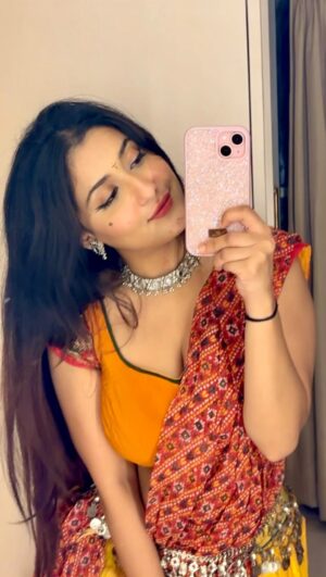Manul Chudasama Instagram - Indhana Winva gaiti mori saiyaan 💃
#garba ♥️ 
#gujrati 
#fun 
.
.
.
.
.
.
.
.
.
.
#reels #reelsinstagram #dance #garba #garbanight #gujju #gujjulove #gujjugirl #ambemaa🙏🏻🔱❤ #insta #instagood #instagram #instalike #instafashion #instalove #instamood #instadaily #reelsvideo #reelkarofeelkaro #reelsviral #explore #viralreels #viral #aaaaaaaaa #haaloo