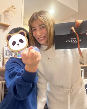 Mari Okamoto Instagram - 本日12/13、無事に35回目の誕生日を迎え、26歳になれました🥹
息子からは謎のボールを貰いました😂
産まれてきて良かった🩷