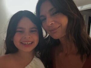 Mariana Arias Instagram - Gracias @elizabeth.a.marquez por esta navidad!! Siempre juntas! En familia! 
@palcepeda y Azu
@elizabethnkillian @fedesanchez72 
@teteriquebourg 
♥️🎁🎄💥😍