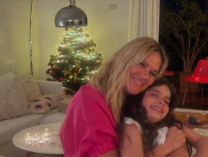 Mariana Arias Instagram - Gracias @elizabeth.a.marquez por esta navidad!! Siempre juntas! En familia! 
@palcepeda y Azu
@elizabethnkillian @fedesanchez72 
@teteriquebourg 
♥️🎁🎄💥😍