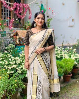 Mariya Prince Instagram - 🤍🖤🤍

Beautiful setmundu from @daksha_fabricworld ♥️