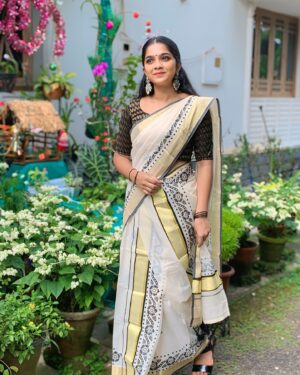 Mariya Prince Instagram - 🤍🖤🤍

Beautiful setmundu from @daksha_fabricworld ♥️