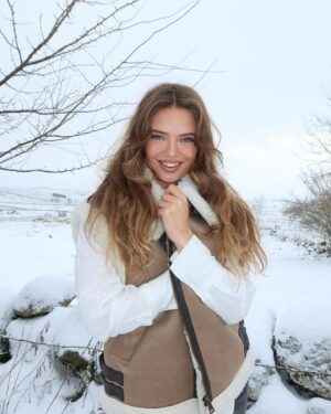 Maxime Teissier Instagram - Merry Christmas ❄️🤍 j’adore Noël, profitez bien de vos proches pour ceux qui ont la chance de les avoir ainsi que de ces moments précieux ✨

(J’ai mis mon crayon et oublié le gloss no comment 🫣)