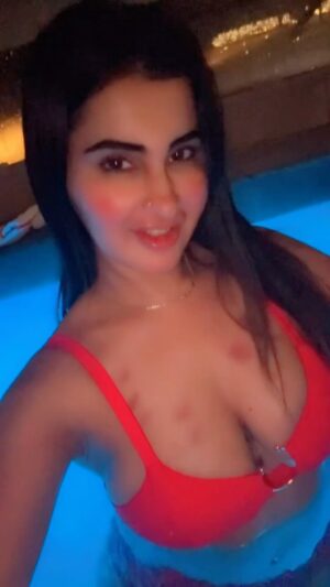 Meetii Kalher Instagram - Cold night, hot water 🌊
#meetiikalher #reels #fyp