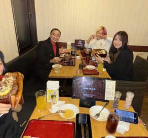 Meiko Satomura Instagram - 新潟プロレスの帰りに【うなぎの樋口・ハンバーグステーキ専門の店】出来島店へ‼️
みんなお腹ペコペコだったのでボリュームたっぷりのうな牛バーグいただきました💪
みんなを幸せにするうなぎ・ステーキ・ハンバーグ‼️
新潟にきたらぜひ行ってみてください👀⬇️
【うなぎの樋口・ハンバーグステーキ専門の店】出来島店
〒950-0963 新潟県新潟市中央区南出来島２丁目８−１７

#SENJO #新潟　#ハンバーグ　#うなぎ  #女子プロレス