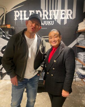 Meiko Satomura Instagram - 代々木第二競技場の帰りに鈴木みのるさんのお店【PILEDRIVER　HARAJUKU】へ。
鈴木さんいらっしゃいました‼️
普段着は鈴木さんのTシャツ割合高めです💪
#SENJO #piledriver_harajuku #原宿　#鈴木みのる