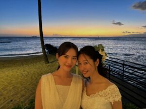 Mew Azama Instagram - 🌺

先週友達の結婚式でHawaiiに行ってました💒

アットホームで心温まる素敵な時間だったなぁ
　

景色も素晴らしく、終始感動。

すべてノンフィルターです💙🧡
　

まこち本当におめでとう♡最高に可愛かった♡

お祝いの場にいられて幸せでした。
 

#みゅう旅#wedding#Hawaii#ハワイ