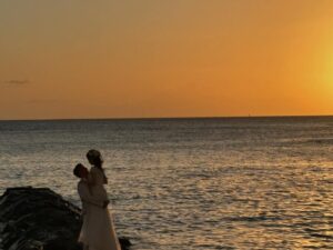 Mew Azama Instagram - 🌺

先週友達の結婚式でHawaiiに行ってました💒

アットホームで心温まる素敵な時間だったなぁ
　

景色も素晴らしく、終始感動。

すべてノンフィルターです💙🧡
　

まこち本当におめでとう♡最高に可愛かった♡

お祝いの場にいられて幸せでした。
 

#みゅう旅#wedding#Hawaii#ハワイ