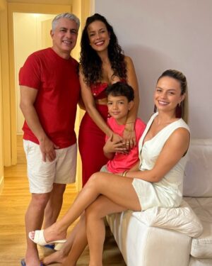 Michelle Martins Instagram - Então é Natal e que o verdadeiro espírito dele esteja sempre presente na vida de vocês 🙏🏽❤️🎄
#feliznatal
