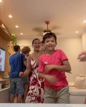 Michelle Martins Instagram - Então é Natal e que o verdadeiro espírito dele esteja sempre presente na vida de vocês 🙏🏽❤️🎄
#feliznatal