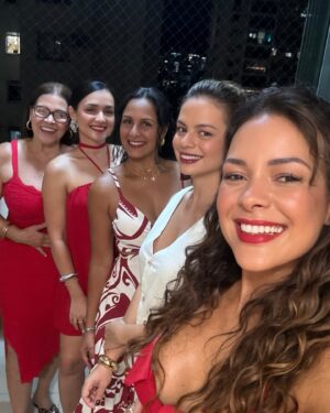 Michelle Martins Instagram - Então é Natal e que o verdadeiro espírito dele esteja sempre presente na vida de vocês 🙏🏽❤️🎄
#feliznatal