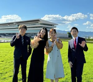 Michiko Tanaka Instagram - 今日は秋晴れの中、秋華賞🐎
KEIBAビートに出演しました☺️

終わってみれば、チェルヴィニアが強かったーって感想になるよね😌強い馬が強いんだ…ルメール騎手もおめでとうございます！👐🏻✨
私はハズしましたが、みなさんは馬券取れたかなー？🫶