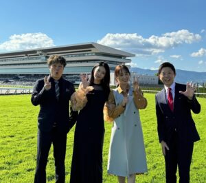 Michiko Tanaka Instagram - 今日は秋晴れの中、秋華賞🐎
KEIBAビートに出演しました☺️

終わってみれば、チェルヴィニアが強かったーって感想になるよね😌強い馬が強いんだ…ルメール騎手もおめでとうございます！👐🏻✨
私はハズしましたが、みなさんは馬券取れたかなー？🫶