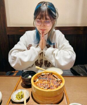 MindaRyn Instagram - 今日は日田まぶし千屋でうな重を食べてきた～！

ここでは有名なお店だと聞いていて、大分県に何度も来たことがあるけど、まだ一度も行ったことがなかったんです

やっと来られた！めちゃく美味しかった～！

うなぎの内臓を使ったお吸い物もあって、お茶漬け風に楽しめました。美味しすぎて幸せ～！☺️

—————————

Today, I went to Hita Mabushi Senya for some eel rice!

I’ve heard that it’s very famous, and even though I’ve been to Oita many times, I’d never been here before. Finally got to try it today—and it was absolutely delicious!

They even served a soup made with eel innards that you can enjoy as ochazuke. I was so happy~!☺️

—————————

ไปกินข้าวหน้าปลาไหลร้าน Hita Mabushi Senya มาค่าาา

เห็นว่าเป็นร้านดังของที่นี่เลย มายมาเที่ยวโออิตะก็แล้วหลายครั้ง แต่ไม่เคยมาเลยค่ะ ในที่สุดวันนี้ก็ได้มาลองแล้ว และบอกเลยว่า สมคำร่ำลือ อร่อยม๊ากกก

เค้ามีเสิร์ฟซุปเครื่องในปลาไหล ให้มาเทกินแบบ โอชาสึเกะด้วย ดีงามสุดๆ วันนี้เปิดวันได้ฟินมาก☺️