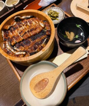 MindaRyn Instagram - 今日は日田まぶし千屋でうな重を食べてきた～！

ここでは有名なお店だと聞いていて、大分県に何度も来たことがあるけど、まだ一度も行ったことがなかったんです

やっと来られた！めちゃく美味しかった～！

うなぎの内臓を使ったお吸い物もあって、お茶漬け風に楽しめました。美味しすぎて幸せ～！☺️

—————————

Today, I went to Hita Mabushi Senya for some eel rice!

I’ve heard that it’s very famous, and even though I’ve been to Oita many times, I’d never been here before. Finally got to try it today—and it was absolutely delicious!

They even served a soup made with eel innards that you can enjoy as ochazuke. I was so happy~!☺️

—————————

ไปกินข้าวหน้าปลาไหลร้าน Hita Mabushi Senya มาค่าาา

เห็นว่าเป็นร้านดังของที่นี่เลย มายมาเที่ยวโออิตะก็แล้วหลายครั้ง แต่ไม่เคยมาเลยค่ะ ในที่สุดวันนี้ก็ได้มาลองแล้ว และบอกเลยว่า สมคำร่ำลือ อร่อยม๊ากกก

เค้ามีเสิร์ฟซุปเครื่องในปลาไหล ให้มาเทกินแบบ โอชาสึเกะด้วย ดีงามสุดๆ วันนี้เปิดวันได้ฟินมาก☺️