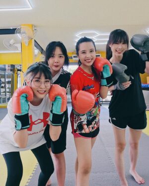 MindaRyn Instagram - 今日はムエタイをやってみたー！🥊
思ったよりすごい疲れてた！😂

本当に全部の体を使って、どこでもburn!🔥🔥

いろんなコースがあって、本格的にボクシングもあるし、
ダイエットを目指す人向けのコースもあります！
経験なくても全然できる！

めっちゃくちゃいい運動でした！
楽しかったわー！✨

—————————

วันนี้ลากสาวๆ ไปต่อยมวยกันมา55555🥊
เหนื่อยกว่าที่คิดไว้เยอะมาก ตอนต่อยไม่เท่าไหร่
ตอนเวทเทรนนิ่งนี่จะตายเอา😂😂

ใช้ร่างกายทุกส่วนจริง เบิร์นทั้งตัว🔥🔥

มีคอสสำหรับคนอยากต่อยจริงจัง หรือจะต่อยแบบลดน้ำหนักก็มีนะ นี่ไปแบบ ศูนย์เลย ไม่มีประสบการณ์เลยเค้าก็สอนใหม่หมด

เปิดโลกมาก สนุกดีค่ะ555
เป็นการออกกำลังที่เริ่ด✨✨

—————————

Tried Muay Thai today! 🥊
Way more exhausting than I expected! 😂

Literally felt every part of my body burning! 🔥🔥

They have all kinds of courses—whether you want to train like a pro or just focus on weight loss.
No experience? No problem!

Such an amazing workout and soooo much fun! ✨