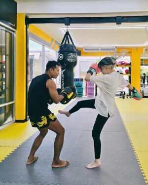 MindaRyn Instagram - 今日はムエタイをやってみたー！🥊
思ったよりすごい疲れてた！😂

本当に全部の体を使って、どこでもburn!🔥🔥

いろんなコースがあって、本格的にボクシングもあるし、
ダイエットを目指す人向けのコースもあります！
経験なくても全然できる！

めっちゃくちゃいい運動でした！
楽しかったわー！✨

—————————

วันนี้ลากสาวๆ ไปต่อยมวยกันมา55555🥊
เหนื่อยกว่าที่คิดไว้เยอะมาก ตอนต่อยไม่เท่าไหร่
ตอนเวทเทรนนิ่งนี่จะตายเอา😂😂

ใช้ร่างกายทุกส่วนจริง เบิร์นทั้งตัว🔥🔥

มีคอสสำหรับคนอยากต่อยจริงจัง หรือจะต่อยแบบลดน้ำหนักก็มีนะ นี่ไปแบบ ศูนย์เลย ไม่มีประสบการณ์เลยเค้าก็สอนใหม่หมด

เปิดโลกมาก สนุกดีค่ะ555
เป็นการออกกำลังที่เริ่ด✨✨

—————————

Tried Muay Thai today! 🥊
Way more exhausting than I expected! 😂

Literally felt every part of my body burning! 🔥🔥

They have all kinds of courses—whether you want to train like a pro or just focus on weight loss.
No experience? No problem!

Such an amazing workout and soooo much fun! ✨