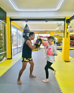 MindaRyn Instagram - 今日はムエタイをやってみたー！🥊
思ったよりすごい疲れてた！😂

本当に全部の体を使って、どこでもburn!🔥🔥

いろんなコースがあって、本格的にボクシングもあるし、
ダイエットを目指す人向けのコースもあります！
経験なくても全然できる！

めっちゃくちゃいい運動でした！
楽しかったわー！✨

—————————

วันนี้ลากสาวๆ ไปต่อยมวยกันมา55555🥊
เหนื่อยกว่าที่คิดไว้เยอะมาก ตอนต่อยไม่เท่าไหร่
ตอนเวทเทรนนิ่งนี่จะตายเอา😂😂

ใช้ร่างกายทุกส่วนจริง เบิร์นทั้งตัว🔥🔥

มีคอสสำหรับคนอยากต่อยจริงจัง หรือจะต่อยแบบลดน้ำหนักก็มีนะ นี่ไปแบบ ศูนย์เลย ไม่มีประสบการณ์เลยเค้าก็สอนใหม่หมด

เปิดโลกมาก สนุกดีค่ะ555
เป็นการออกกำลังที่เริ่ด✨✨

—————————

Tried Muay Thai today! 🥊
Way more exhausting than I expected! 😂

Literally felt every part of my body burning! 🔥🔥

They have all kinds of courses—whether you want to train like a pro or just focus on weight loss.
No experience? No problem!

Such an amazing workout and soooo much fun! ✨