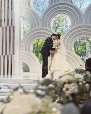Misa Minami Instagram - 会社の大切な仲間の結婚式💍
乾杯の挨拶とスピーチを務めさせて頂きました😌✨

とても正義感が強くて、誠実で、責任感があって
私が見てない時でも、真面目に頑張ってくれてるメンバーです。
長女気質でたまに思い詰めちゃうところもあるけど
そういうところも、きっと思いが強いからなんだろうなぁとか、
自分がしっかりしなきゃいけないと思ってるんだろうなって思って、勝手に偉いな〜と思ってます。
たまには甘えて大丈夫だからね☺️🤍

人見知りではあるけど、仲間思いで自分が大切に想う人を
しっかりと大切にできるあなたを心から尊敬しています。😌🤍

おおらかで、本質をついていて、優しく包んでくれる
旦那様に出会えてよかったね☺️✨
末永く末永く、お幸せに😌💍🤍

#結婚式　#結婚　#💒