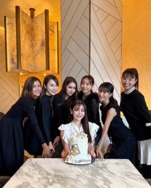 Misa Minami Instagram - お誕生日月間💐
沢山のお祝いをありがとうございました☺️✨
嬉しすぎて記録に残します。💞
Instagramは20枚までデータがアップできるように増えたはずなのに、載せ切れない写真もいっぱいあって
自分でもびっくりしました。
本当に沢山の方に愛されて幸せ者です🥹❤️

中には、その場に居合わせたおかげで何度も何度もお祝いしてもらったお友達もいて大変申し訳ない気持ちです。(笑

今年は比較的長くお祝いが続き感謝でしたが🥹
もう祝われても、そんなめでたい年齢ではないので🤣
ほんとに、皆さん、お気遣いなくで。🙇💦
ただ、こんな機会のおかげで、改めて身近な皆さんに
感謝をお伝えすることができて、私自身とても嬉しく思いました。
普段観葉植物しかない家に、お花がたくさん増えていく風景はとても心が温かくなりました😌💐

これからもどうぞよろしくお願いします✨
もうこれ以上のお祝いは大丈夫なので...笑
ずっとずっと仲良くしてください🥰🩷、