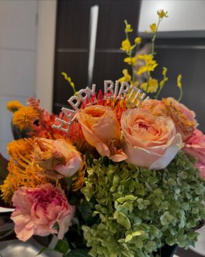 Misa Minami Instagram - お誕生日月間💐
沢山のお祝いをありがとうございました☺️✨
嬉しすぎて記録に残します。💞
Instagramは20枚までデータがアップできるように増えたはずなのに、載せ切れない写真もいっぱいあって
自分でもびっくりしました。
本当に沢山の方に愛されて幸せ者です🥹❤️

中には、その場に居合わせたおかげで何度も何度もお祝いしてもらったお友達もいて大変申し訳ない気持ちです。(笑

今年は比較的長くお祝いが続き感謝でしたが🥹
もう祝われても、そんなめでたい年齢ではないので🤣
ほんとに、皆さん、お気遣いなくで。🙇💦
ただ、こんな機会のおかげで、改めて身近な皆さんに
感謝をお伝えすることができて、私自身とても嬉しく思いました。
普段観葉植物しかない家に、お花がたくさん増えていく風景はとても心が温かくなりました😌💐

これからもどうぞよろしくお願いします✨
もうこれ以上のお祝いは大丈夫なので...笑
ずっとずっと仲良くしてください🥰🩷、