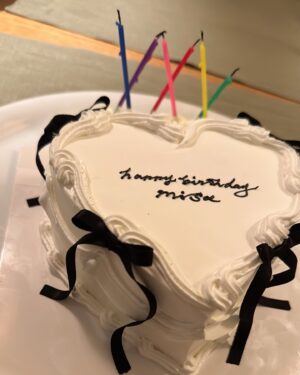 Misa Minami Instagram - お誕生日月間💐
沢山のお祝いをありがとうございました☺️✨
嬉しすぎて記録に残します。💞
Instagramは20枚までデータがアップできるように増えたはずなのに、載せ切れない写真もいっぱいあって
自分でもびっくりしました。
本当に沢山の方に愛されて幸せ者です🥹❤️

中には、その場に居合わせたおかげで何度も何度もお祝いしてもらったお友達もいて大変申し訳ない気持ちです。(笑

今年は比較的長くお祝いが続き感謝でしたが🥹
もう祝われても、そんなめでたい年齢ではないので🤣
ほんとに、皆さん、お気遣いなくで。🙇💦
ただ、こんな機会のおかげで、改めて身近な皆さんに
感謝をお伝えすることができて、私自身とても嬉しく思いました。
普段観葉植物しかない家に、お花がたくさん増えていく風景はとても心が温かくなりました😌💐

これからもどうぞよろしくお願いします✨
もうこれ以上のお祝いは大丈夫なので...笑
ずっとずっと仲良くしてください🥰🩷、