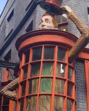 Mithra Kasthurirangan Instagram - Day 1 at Universal Studios! 🤩🤩My inner child is truly in her happy place.❤️❤️