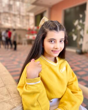 Myra Singh Instagram - Random clicks during shoot …. Bas last pic ka caption aap log hi bata do 😅 
.
.
.
.

#picoftheday #mood #instamood #valentineweek #february #yellowaesthetic #myrasingh