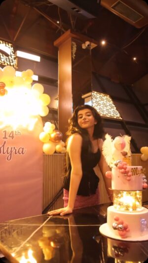 Myra Singh Instagram - So much fun with my school friends ❤️ 
Thank you so much everyone 

Location 📍 @glasshouselounge 
Cake @bakersbae07 
Clicks 📸  @jayzfilms_