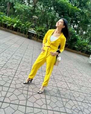 Myra Singh Instagram - The last picture says it all 🤭 #kellyfreefire 
🌟 A yellow dress can make even the darkest of days filled with sunshine ☀️ 
.
.
.
.
#myrasingh #yellow #pics #beautifulday #sunnyday #kellyfreefire