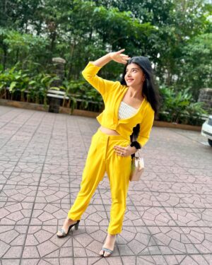 Myra Singh Instagram - The last picture says it all 🤭 #kellyfreefire 
🌟 A yellow dress can make even the darkest of days filled with sunshine ☀️ 
.
.
.
.
#myrasingh #yellow #pics #beautifulday #sunnyday #kellyfreefire
