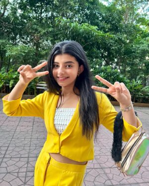 Myra Singh Instagram - The last picture says it all 🤭 #kellyfreefire 
🌟 A yellow dress can make even the darkest of days filled with sunshine ☀️ 
.
.
.
.
#myrasingh #yellow #pics #beautifulday #sunnyday #kellyfreefire