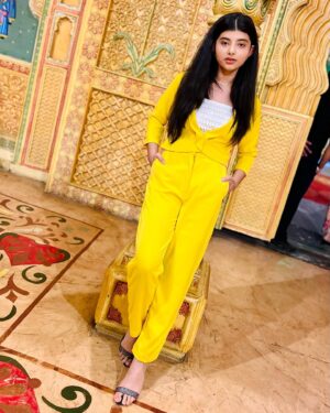 Myra Singh Instagram - The last picture says it all 🤭 #kellyfreefire 
🌟 A yellow dress can make even the darkest of days filled with sunshine ☀️ 
.
.
.
.
#myrasingh #yellow #pics #beautifulday #sunnyday #kellyfreefire