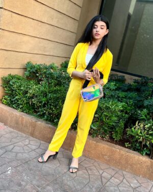 Myra Singh Instagram - The last picture says it all 🤭 #kellyfreefire 
🌟 A yellow dress can make even the darkest of days filled with sunshine ☀️ 
.
.
.
.
#myrasingh #yellow #pics #beautifulday #sunnyday #kellyfreefire