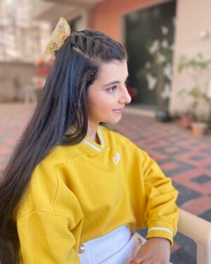 Myra Singh Instagram - Random clicks during shoot …. Bas last pic ka caption aap log hi bata do 😅 
.
.
.
.

#picoftheday #mood #instamood #valentineweek #february #yellowaesthetic #myrasingh
