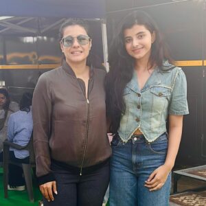Myra Singh Instagram - And ….it’s a wrappppp 🎉for my upcoming project with none other then ICONIC @kajol ma’am 🌸🤍 it’s was a dream come true working with you 🫶 love love ❤️ 
Stay tune for moreeeeee…….☺️ 
Thank you @official.jyotteebajaj mam for everything 😘❤️
.
.
.
#myrasingh #kajol #kajoldevgan #upcoming