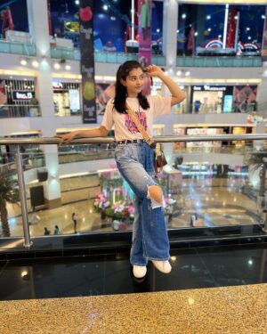 Myra Singh Instagram - Mom ne bola Aaj aachi lag rahi ho 🥲so 😂 picture’s le lete h 😉 
.
.
.

#myrasingh #mall #justme #ramdom #fakecandid #love #cute #moment